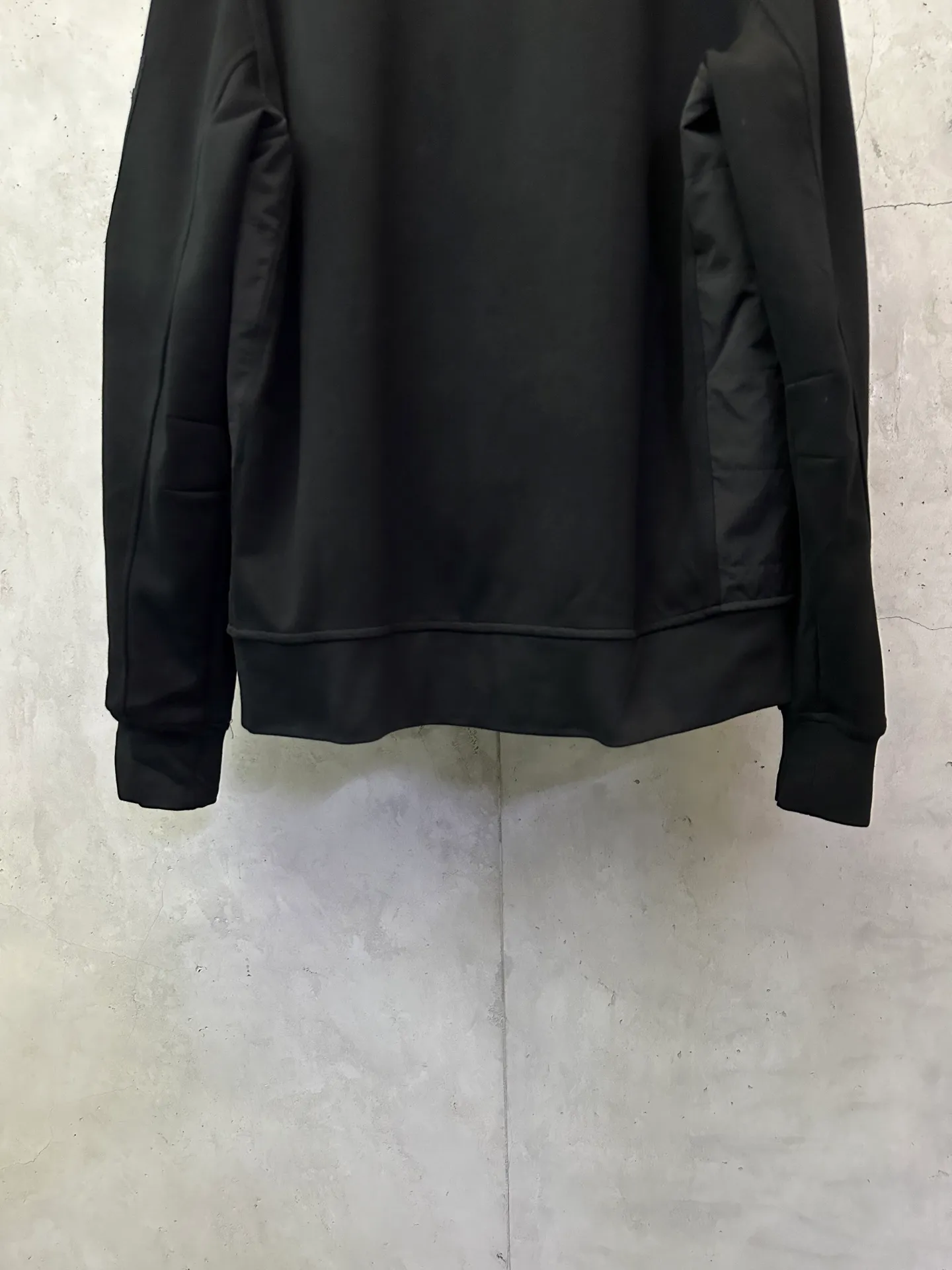P570 Ralph Lauren Logo Baseball Collar Cotton Jacket Fabric: Customized cloud-like double-sided velvet with excellent texture and comfortable fit. The matte obsidian black on the front exudes an innate sense of luxury. The micro-velvet touch on the back hides the temperature. The layers of black appear on their own. The front groove is quilted with military-grade wiring to outline the three-dimensional frame. The delicate pony logo embellishes the chest. Low-key and powerful. The left sleeve secret pocket hides the edge. The collar and chain linkage layering design is effortlessly advanced. The golden ratio of lightness and warmth. Warm but not heavy. Type but not stiff. Customized hardware. Threads. Accessories. Matching. Same style for men and women. -Color: Black -Size: S M L XL